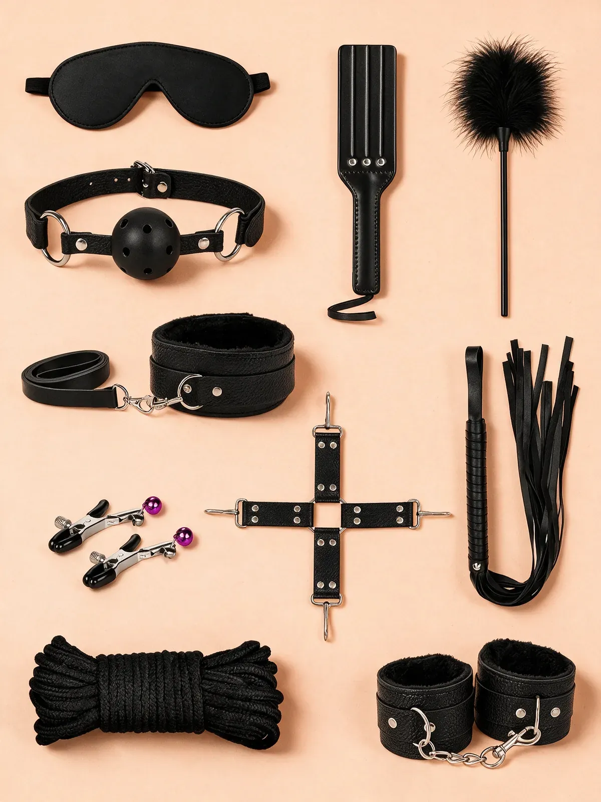 Zestaw BDSM ułożony na jasnym tle: opaska, knebel, pejcz, packa, piórko, obroża ze smyczą, kajdanki, lina i zaciski