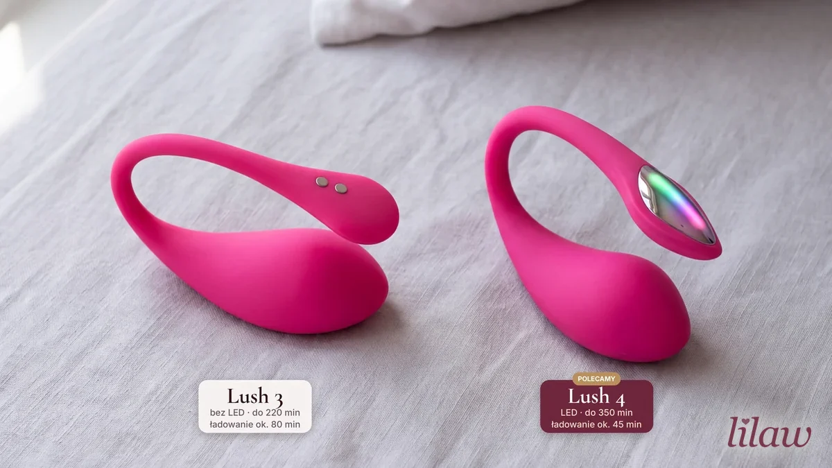 Lovense Lush 3 i Lovense Lush 4 obok siebie na pościeli. Lush 3 ma na końcówce dwa metalowe styki ładowania, Lush 4 chromowany panel z diodą LED